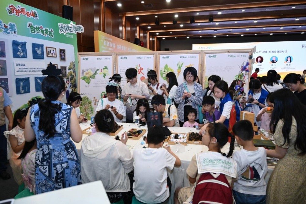 无人机、智慧农业科技、科普图书云集！2025年重庆市科技活动周主场展览部分展区亮点全览(图8)