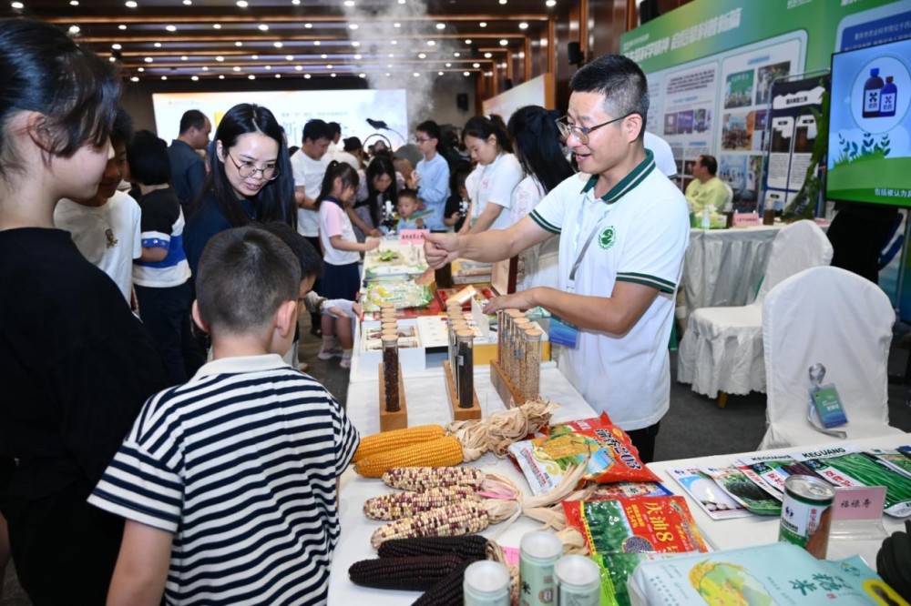 无人机、智慧农业科技、科普图书云集！2025年重庆市科技活动周主场展览部分展区亮点全览(图11)