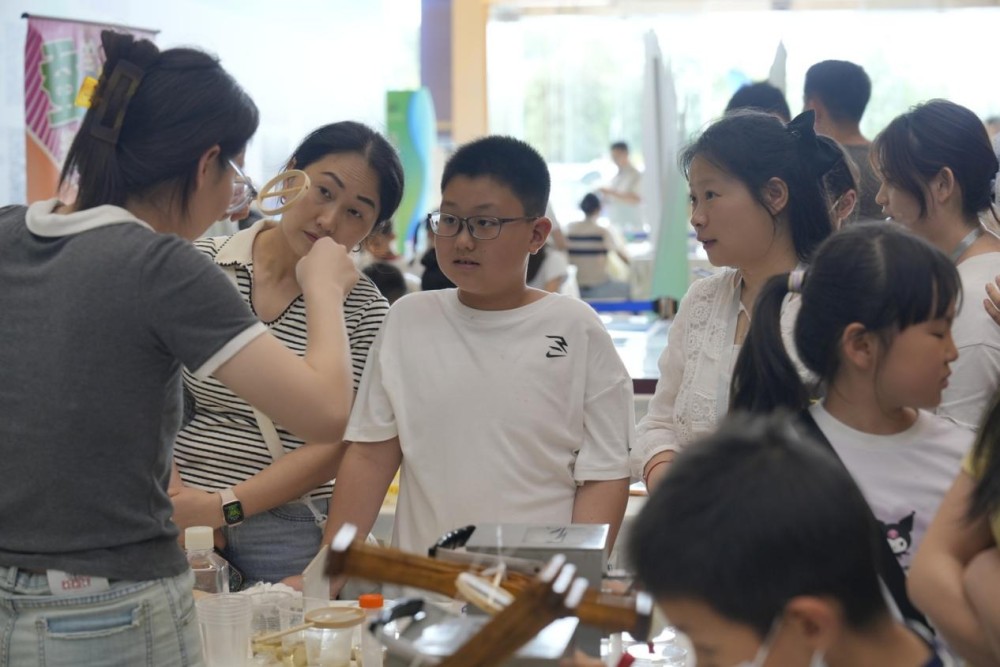 无人机、智慧农业科技、科普图书云集！2025年重庆市科技活动周主场展览部分展区亮点全览(图12)