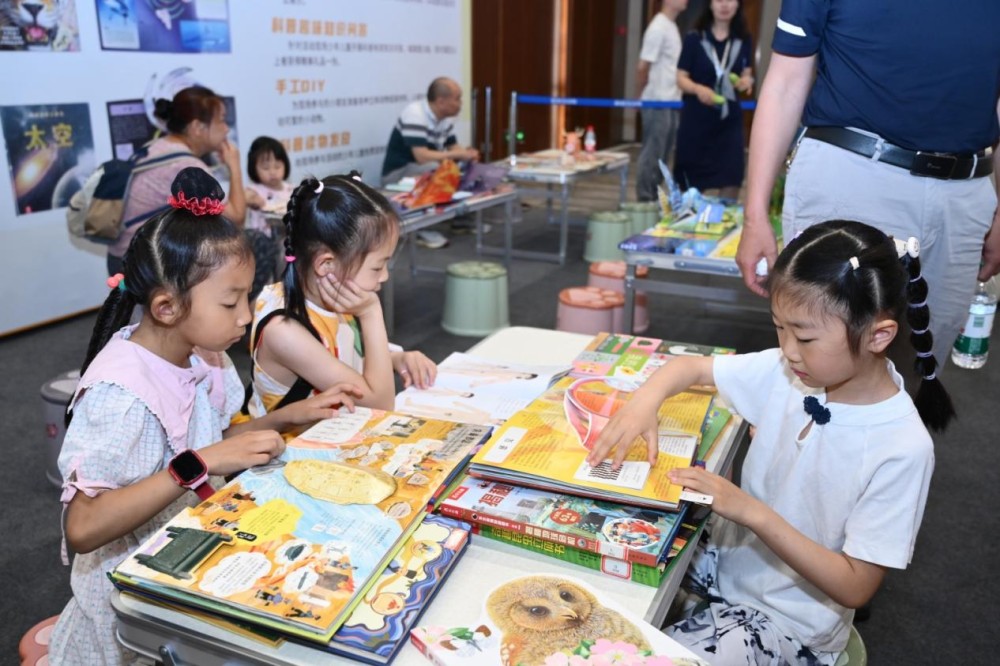 无人机、智慧农业科技、科普图书云集！2025年重庆市科技活动周主场展览部分展区亮点全览(图18)