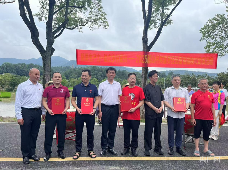 湖南湘潭韶山村举行生态农业共富责任田插秧助农活动