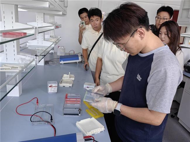 向盐碱地出发山农师生用青春力量唤醒黄河湾的生命力——山东农业大学资源与环境学院师生助力东营盐碱地生态保护与农业可持续发展(图3)