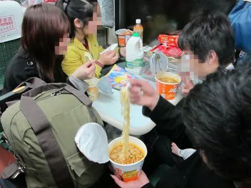 从泡面到文创雪糕一节车厢浓缩二十年食品饮料消费变迁