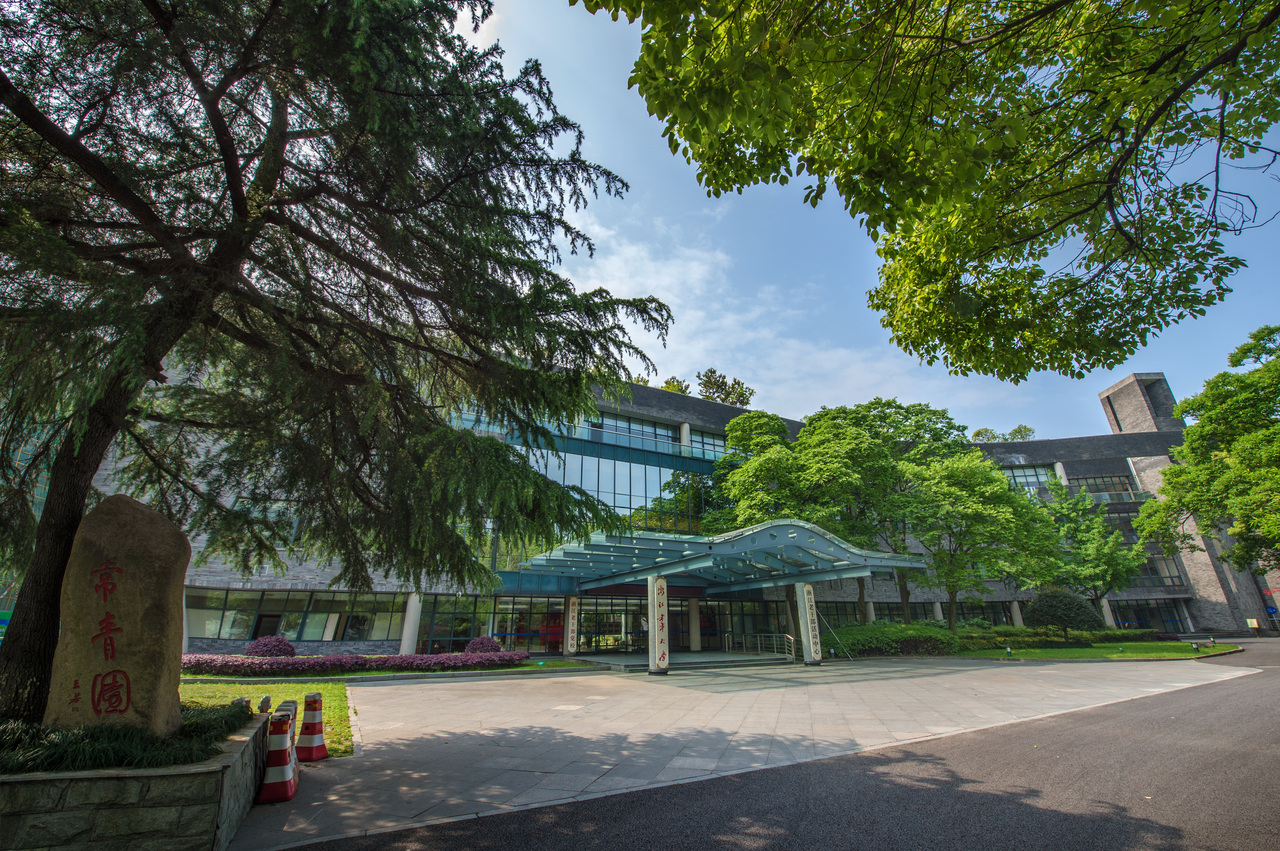 第一视点·记者手记丨枫叶经霜红愈艳 菊花晚节馥尤浓