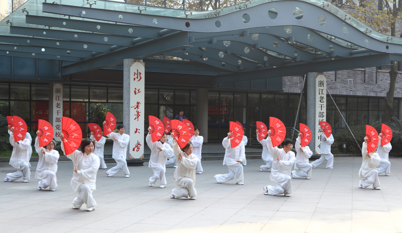 第一视点·记者手记丨枫叶经霜红愈艳 菊花晚节馥尤浓(图6)