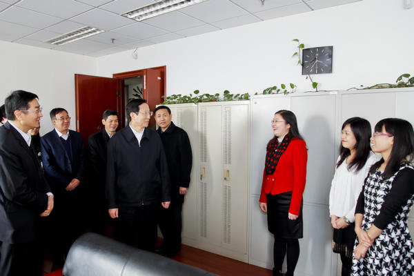 韩长赋在部属事业单位调研时强调推进农业机械化发展 加快转变农业发展方式