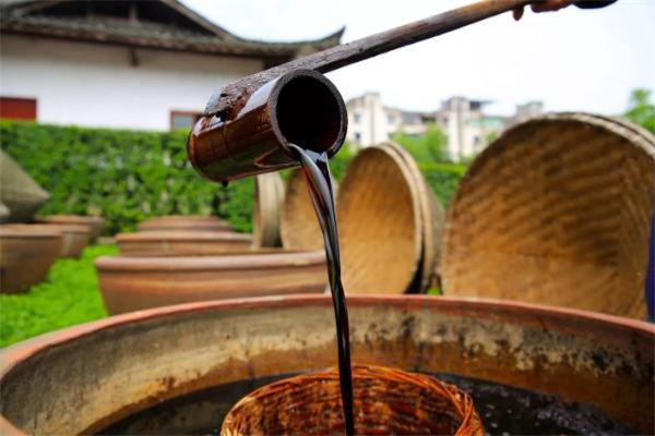 别被行情忽悠！看懂海天、老干妈才懂什么叫“反周期”赚钱